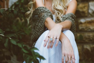 Het combineren van sieraden met zomerse outfits: stijlvol en luchtig