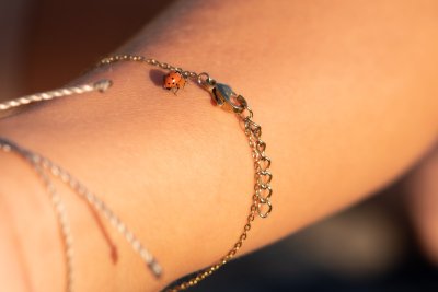 De handketting is het sieraad van deze zomer